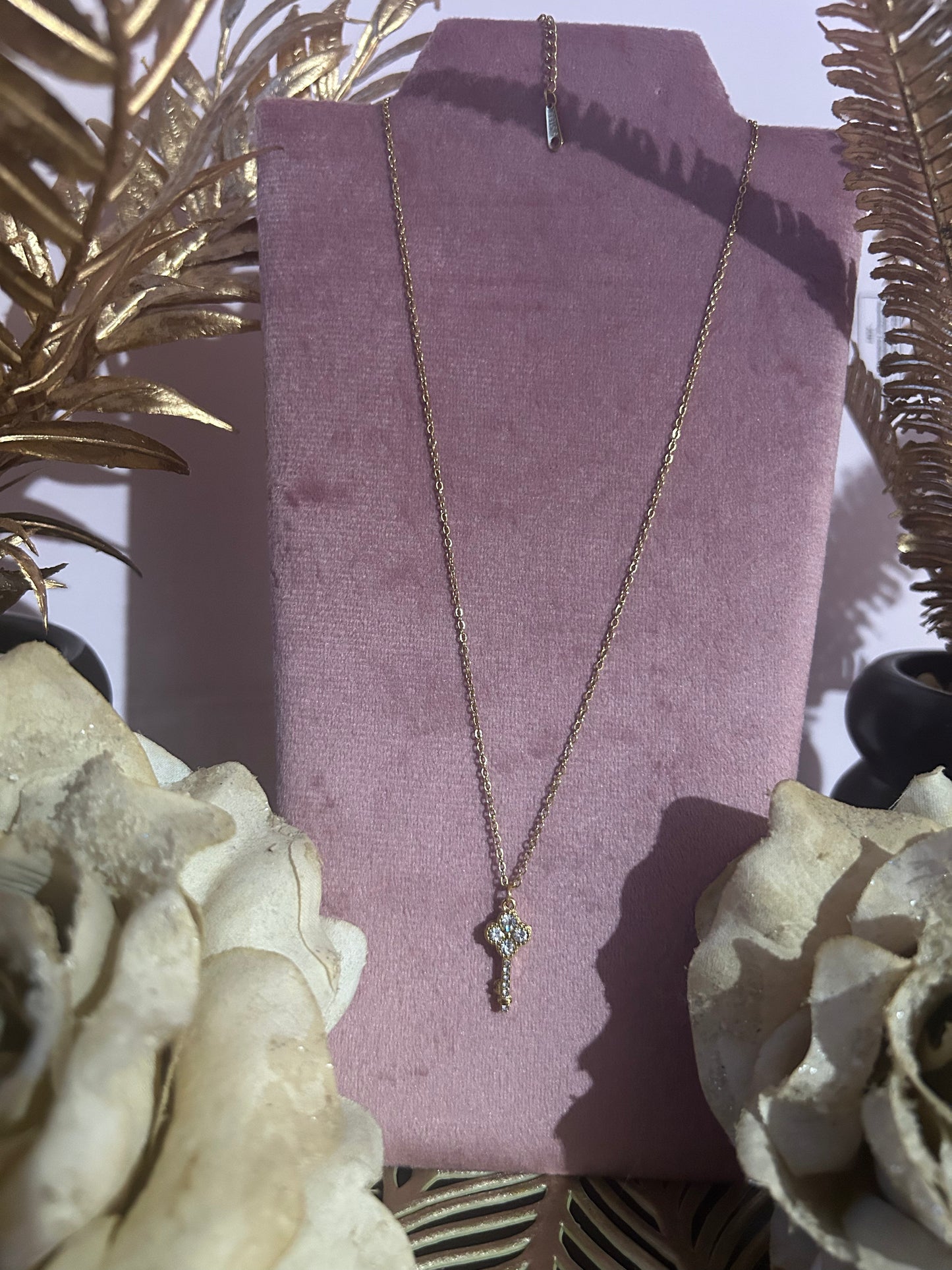 Deze gouden sleutelketting van roestvrij staal, bezet met stenen |Beautiva Boutique